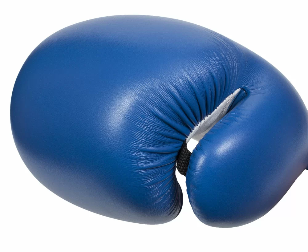 Реальное фото Перчатки боксерские Clinch Fight крас/бел C133 от магазина СпортСЕ