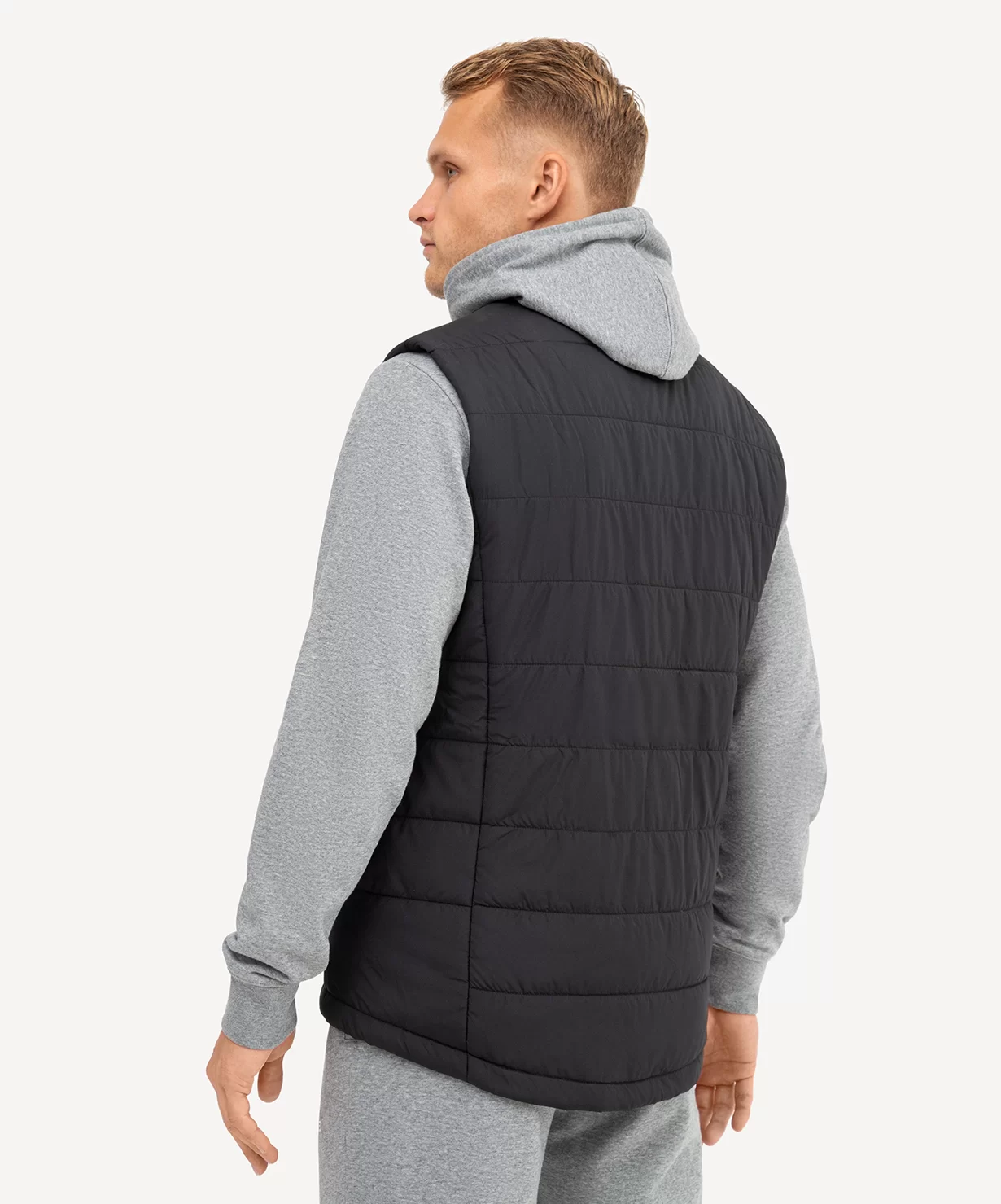 Реальное фото Жилет утепленный ESSENTIAL Padded Vest 2.0, черный от магазина СпортСЕ