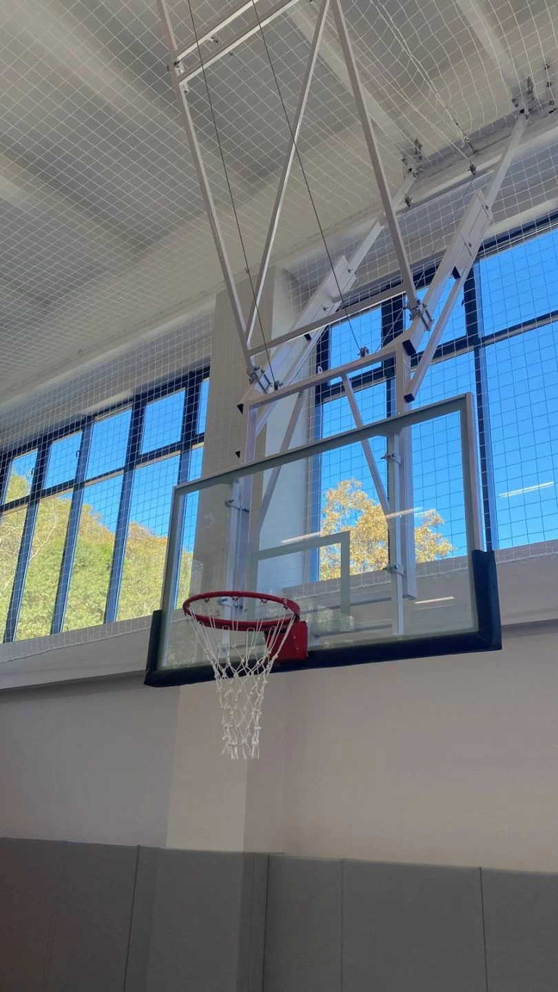 Реальное фото Баскетбольная, складная ферма с электроприводом (с игровым щитом из закаленного стекла 10 мм от магазина СпортСЕ