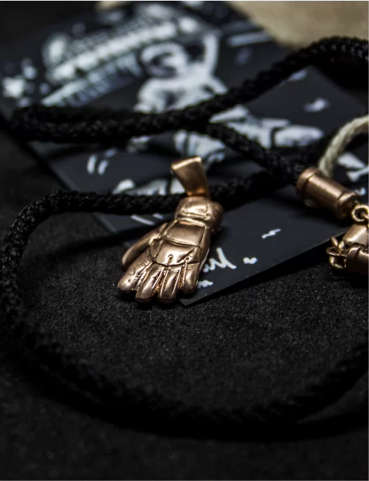 Реальное фото Подвеска "перчатка вратаская" из ювелирной бронзы от магазина СпортСЕ